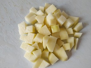 2、爆炒鸡胸肉,土豆切小丁