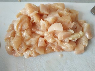 5、爆炒鸡胸肉,鸡胸肉切小丁