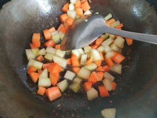 11、爆炒鸡胸肉,翻炒至断生