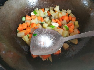 13、爆炒鸡胸肉,加入盐翻炒