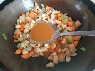 15、爆炒鸡胸肉,放入调料汁