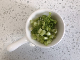 2、香菇滑鸡粥,香葱切成末。