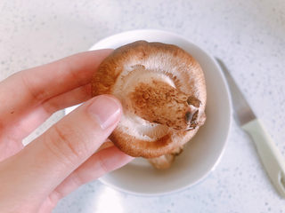 7、香菇滑鸡粥,香菇去蒂。