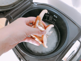 13、香菇滑鸡粥,加入香菇片。