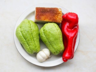 1、佛手瓜炒腊肉,准备好所有食材。