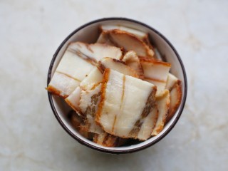 3、佛手瓜炒腊肉,腊肉切片煮3分钟。
