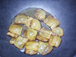 4、佛手瓜炒腊肉,腊肉放入锅中煸炒出油。