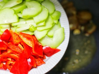 6、佛手瓜炒腊肉,加入佛手瓜和红椒。