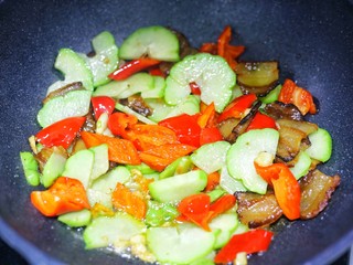 7、佛手瓜炒腊肉,翻炒一分钟。