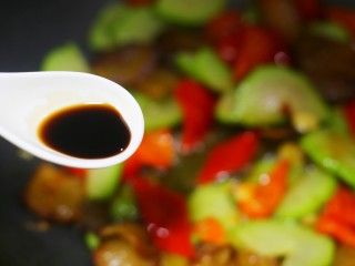 8、佛手瓜炒腊肉,加一勺生抽，一勺盐，炒匀出锅盛盘。