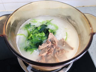 13、菠菜猪肝粥,放入处理好的菠菜、猪肝、根据自己口味加一点食盐调味。