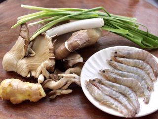 1、蘑菇海虾汤,首先备齐所有的食材。