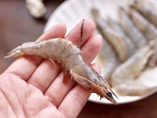2、蘑菇海虾汤,把海虾去虾线后洗净。