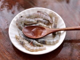 3、蘑菇海虾汤,把洗净的海虾放入盘中，倒入料酒腌制一会。