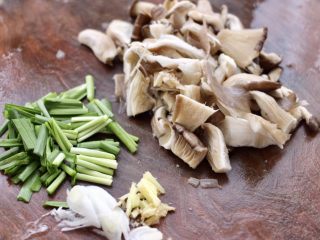 4、蘑菇海虾汤,蘑菇去根洗净后用刀切成块，韭菜切段，葱姜切碎备用。