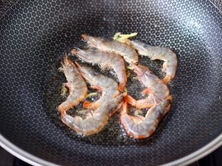 5、蘑菇海虾汤,锅烧热后，先放入一半的姜丝，再放入腌制的海虾。