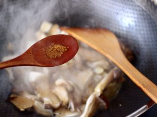 8、蘑菇海虾汤,大火快速翻炒至蘑菇变软，加入花椒粉调味。