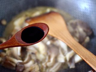 10、蘑菇海虾汤,放入生抽调味调色。