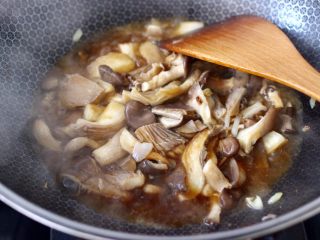 11、蘑菇海虾汤,大火继续翻炒至蘑菇变色断生。