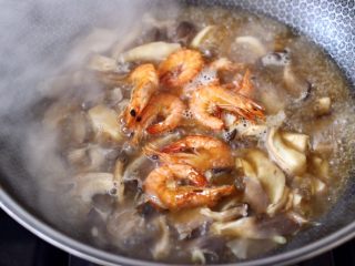 13、蘑菇海虾汤,放入煎好的海虾。