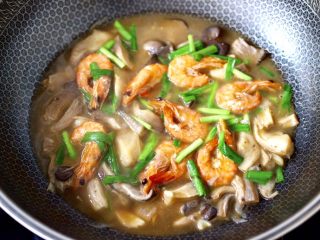 16、蘑菇海虾汤,看见韭菜段断生变色时，即可关火。