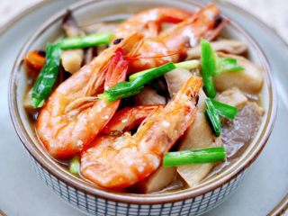 17、蘑菇海虾汤,鲜美无比的蘑菇海虾汤就出锅咯，鲜掉眉毛木有人管，宝贝一口气喝了一大碗。