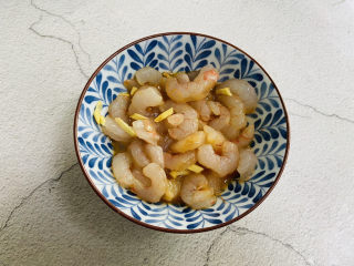 1、豌豆炒虾仁,买的是冷冻虾仁，自然解冻后清洗一下沥干水份放入碗中加入一勺生抽、料酒，适量的蚝油、白胡椒粉、淀粉、姜丝搅拌均匀腌制十分钟