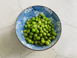 2、豌豆炒虾仁,豌豆粒