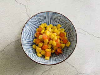 3、豌豆炒虾仁,玉米粒、胡萝卜粒