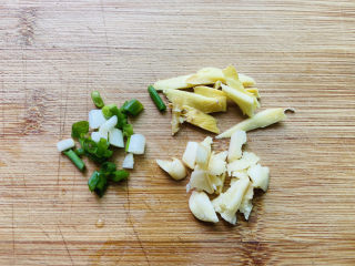 4、豌豆炒虾仁,姜葱蒜