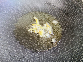 7、豌豆炒虾仁,起油锅放入姜蒜爆香