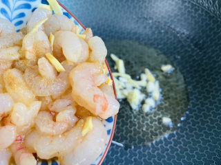 8、豌豆炒虾仁,倒入腌制后的虾仁