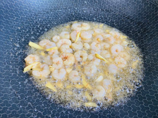 9、豌豆炒虾仁,翻炒至变色盛入碗中备用