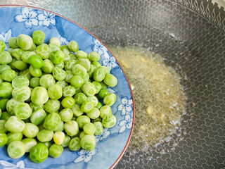 10、豌豆炒虾仁,锅中留底油放入豌豆粒