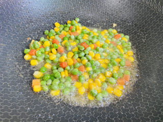 12、豌豆炒虾仁,翻炒片刻