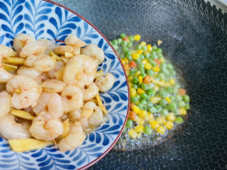 13、豌豆炒虾仁,倒入虾仁大火翻炒