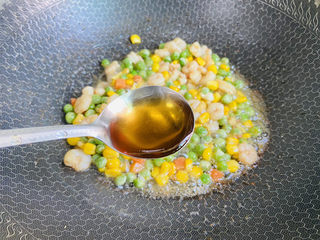 15、豌豆炒虾仁,烹入料酒提香