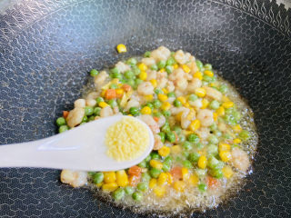 16、豌豆炒虾仁,鸡精调味