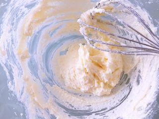 3、红枣枸杞麦芬,黄油室温软化后分次加入砂糖和盐打发至发白体积膨胀