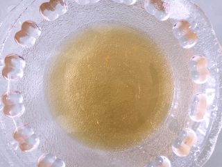 7、红枣枸杞麦芬,取出需要的红枣枸杞水