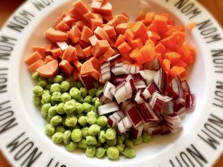 6、菠萝饭,依次把洋葱和胡萝卜，火腿切成大小一样的丁