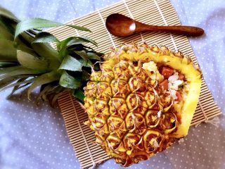 15、菠萝饭,将炒好的菠萝饭放入事先准备好的菠萝碗中闷上半分钟