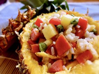 17、菠萝饭,这颜色看着就很有食欲吧？ 胃口不好的时候，吃点这个是个很不错的选择~