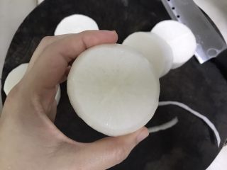 4、素之食谱—煎萝卜,削好后就像一个巨型马蹄。