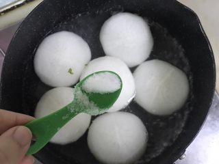 8、素之食谱—煎萝卜,加入盐