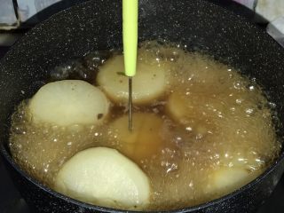 11、素之食谱—煎萝卜,煮至萝卜用牙签能轻松戳穿就熄火。煮萝卜的汤留着备用。