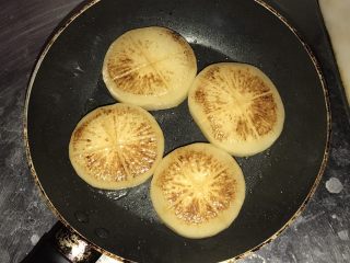 13、素之食谱—煎萝卜,煎至产生焦痕后翻面，继续煎第二面。第二面也煎出焦痕后取出。