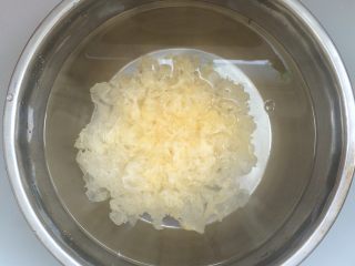 3、紫薯冰糖银耳羹,用清水把银耳泡发