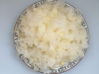 4、紫薯冰糖银耳羹,泡好的银耳撕成小朵
