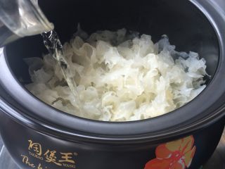 8、紫薯冰糖银耳羹,一次加足适量的水